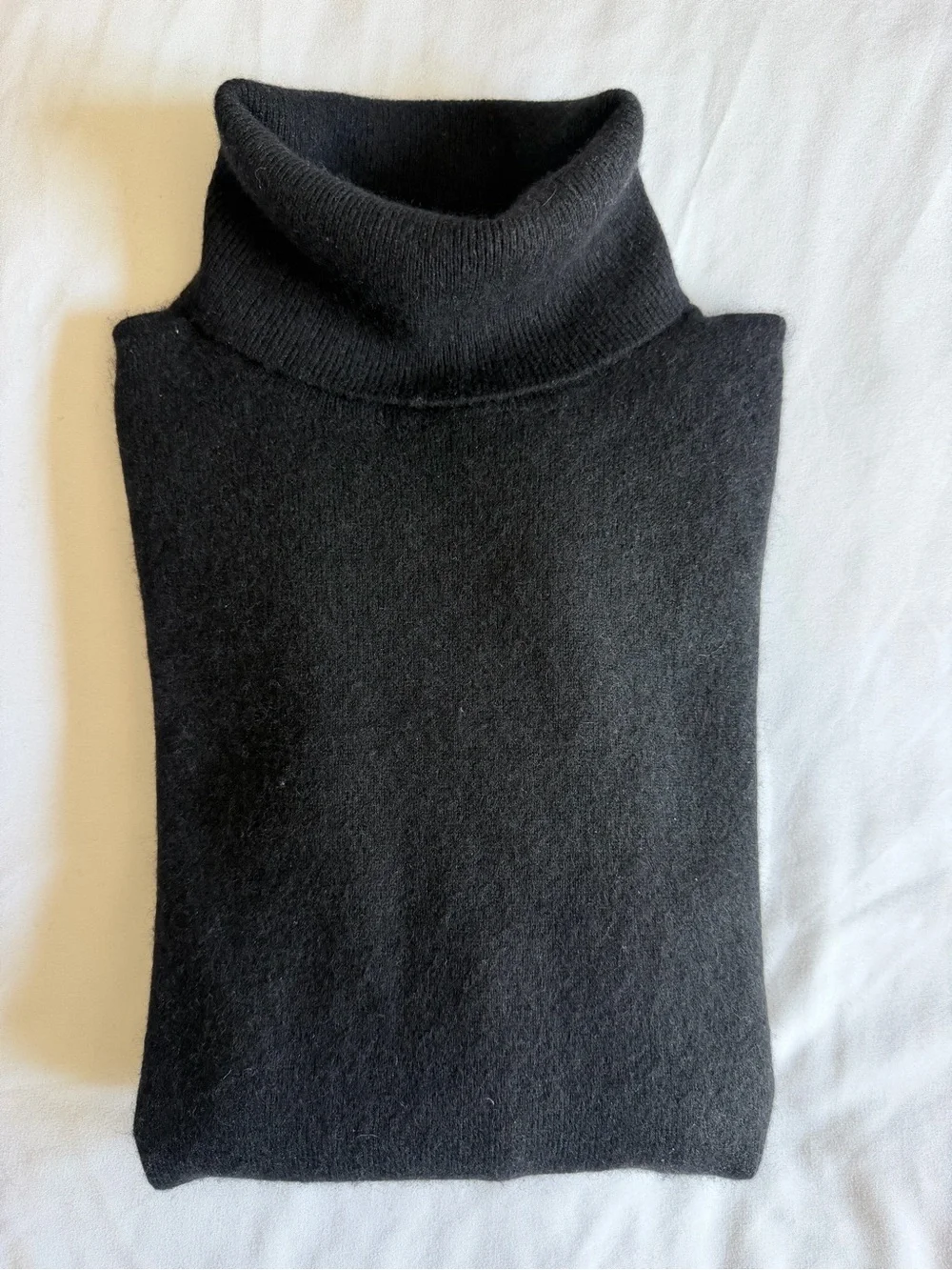 Saks Fifth Avenue 100% Cashmere Classic Black Monochrome Turtleneck Sweater